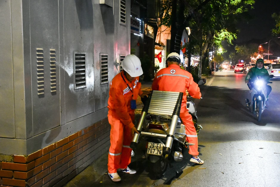 EVNHANOI bảo đảm cung ứng điện ổn định cho người dân trong mùa nóng kéo dài EVNHANOI bảo đảm cung ứng điện ổn định cho người dân trong mùa nóng kéo dài