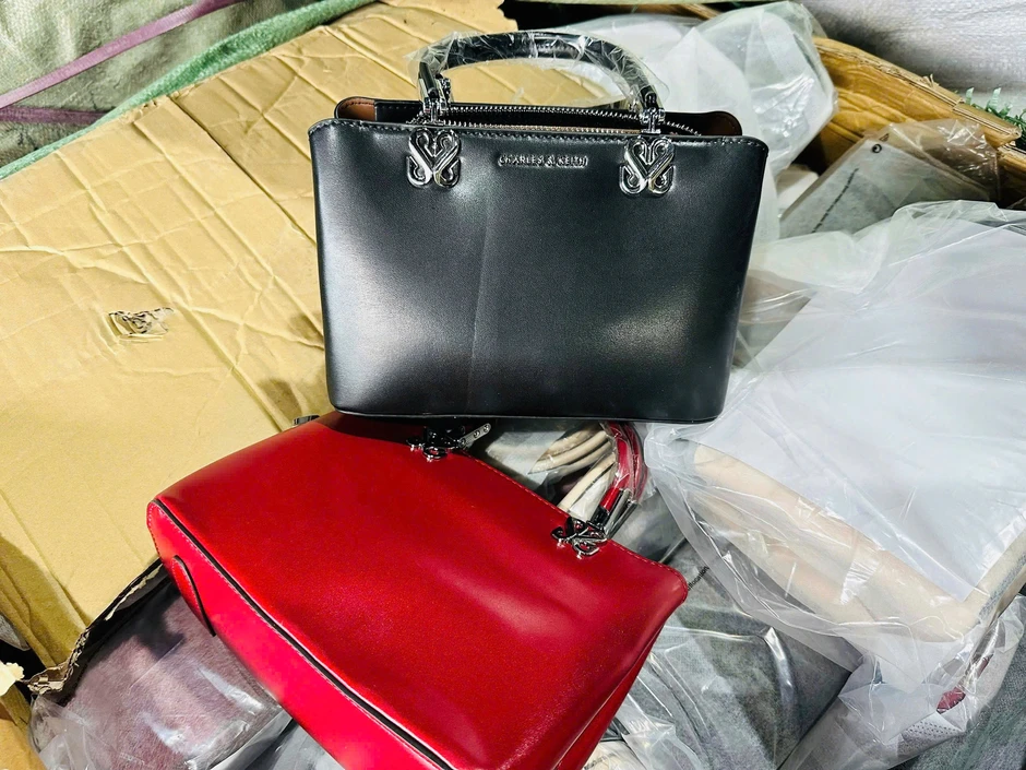 Gần 15.000 sản phẩm mỹ phẩm, thời trang nghi giả mạo nhãn hiệu nổi tiếng Gần 15.000 sản phẩm mỹ phẩm, thời trang nghi giả mạo nhãn hiệu nổi tiếng
