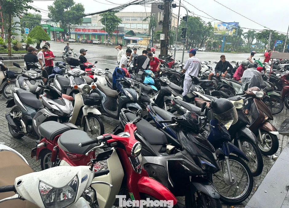 Gara sửa xe kiếm bộn tiền sau trận mưa to nhất 41 năm tại Vinh