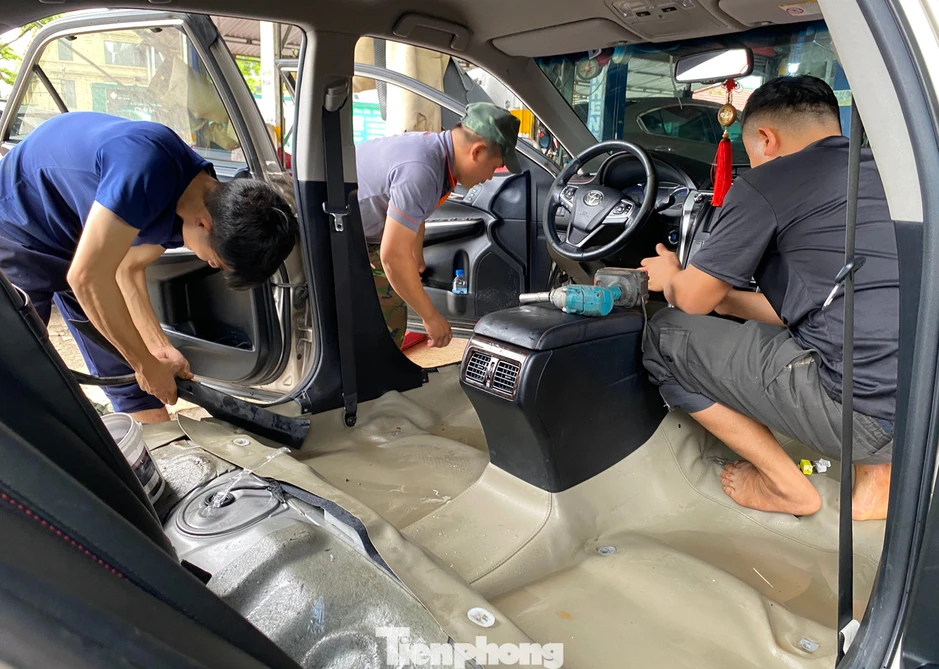 Gara sửa xe kiếm bộn tiền sau trận mưa to nhất 41 năm tại Vinh