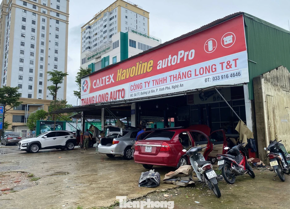 Gara sửa xe kiếm bộn tiền sau trận mưa to nhất 41 năm tại Vinh