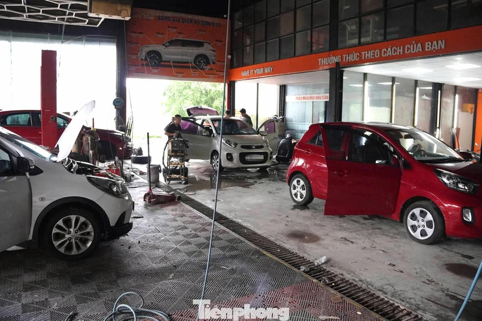 Gara sửa xe kiếm bộn tiền sau trận mưa to nhất 41 năm tại Vinh