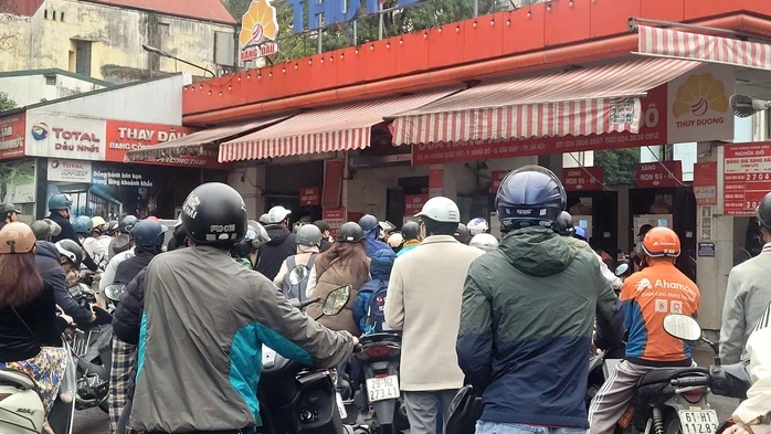 Giá dầu có thể lên 140 USD/thùng, Bộ Công Thương kêu gọi không tích trữ, khuyến khích làm việc từ xa
