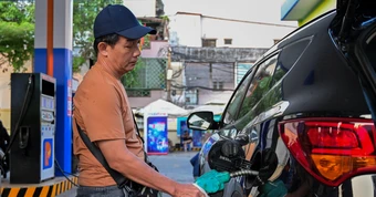 Giá dầu diesel giảm mạnh gần 2.000 đồng/lít từ 0h