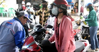 Giá dầu diesel giảm thêm gần 2.000 đồng/lít