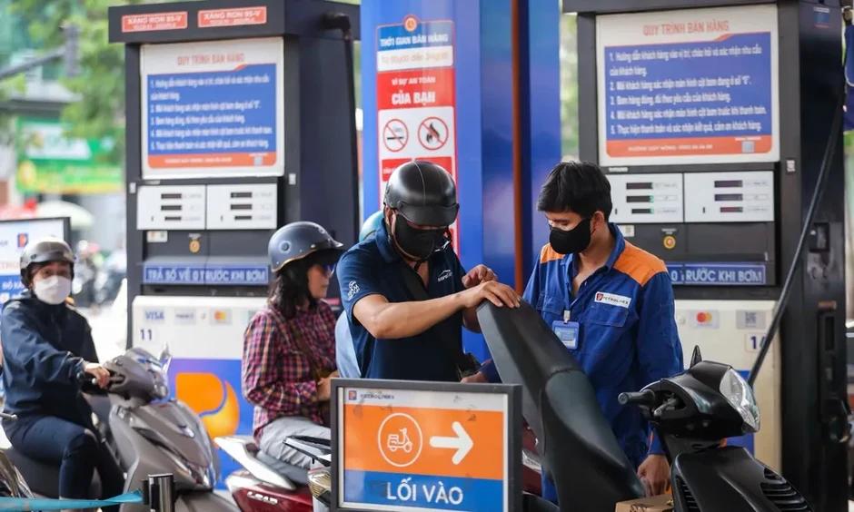 Giá dầu trong nước tiếp tục giảm mạnh Giá dầu trong nước tiếp tục giảm mạnh