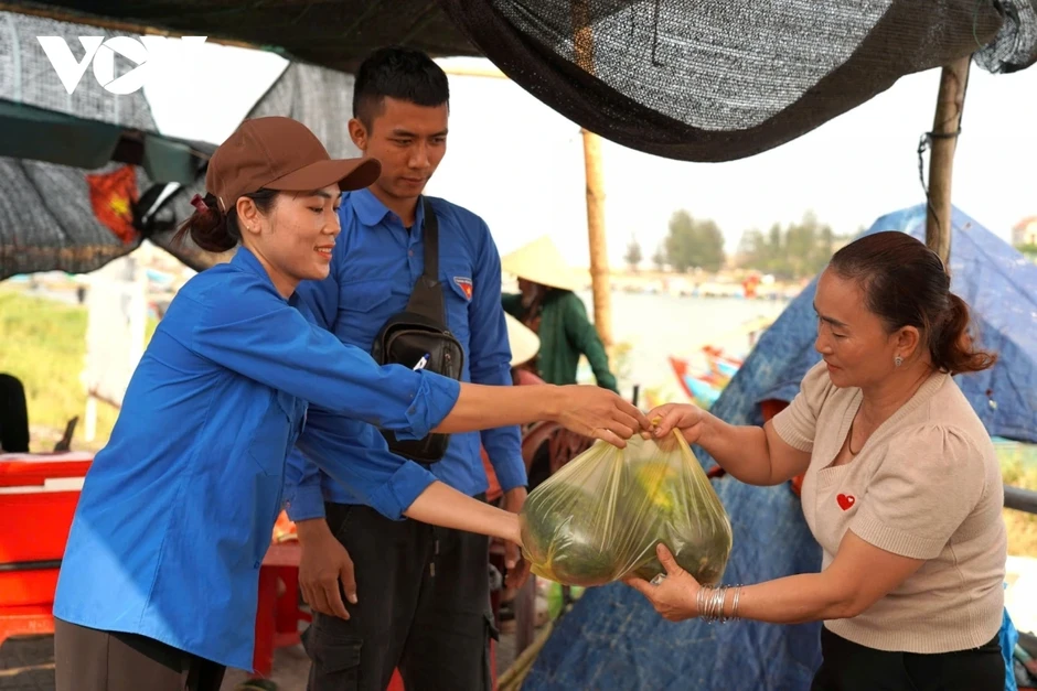 Giá dưa hấu giảm còn 3.000 đồng/kg, nông dân lo lắng giữa vụ mùa Giá dưa hấu giảm còn 3.000 đồng/kg, nông dân lo lắng giữa vụ mùa