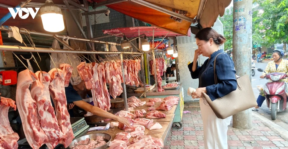 Giá heo hơi giảm xuống đáy, nhưng giá thịt heo ở chợ truyền thống gần như đứng yên Giá heo hơi giảm xuống đáy, nhưng giá thịt heo ở chợ truyền thống gần như đứng yên