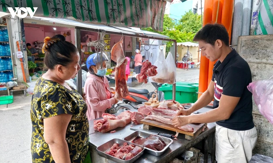 Giá heo hơi giảm xuống đáy, nhưng giá thịt heo ở chợ truyền thống gần như đứng yên Giá heo hơi giảm xuống đáy, nhưng giá thịt heo ở chợ truyền thống gần như đứng yên