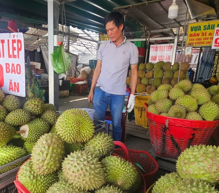 Giá sầu riêng Ri6 giảm mạnh, do đụng hàng Thái Lan hay vì khách mua Trung Quốc? Giá sầu riêng Ri6 giảm mạnh, do đụng hàng Thái Lan hay vì khách mua Trung Quốc?