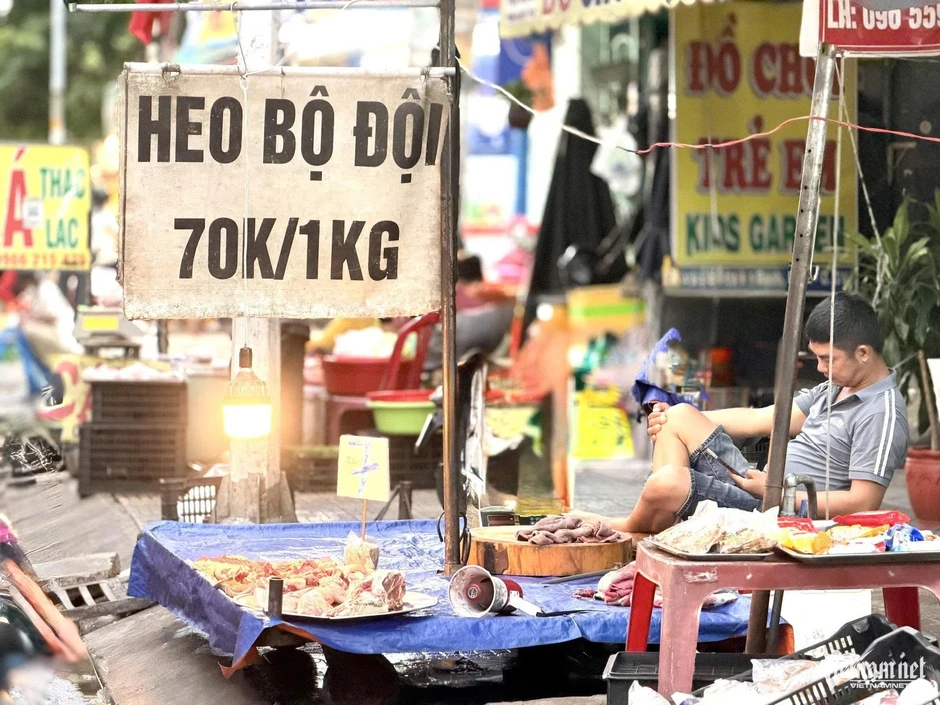 Giá thịt heo giảm, sức mua vẫn ì ạch, tiểu thương ngóng khách Giá thịt heo giảm, sức mua vẫn ì ạch, tiểu thương ngóng khách
