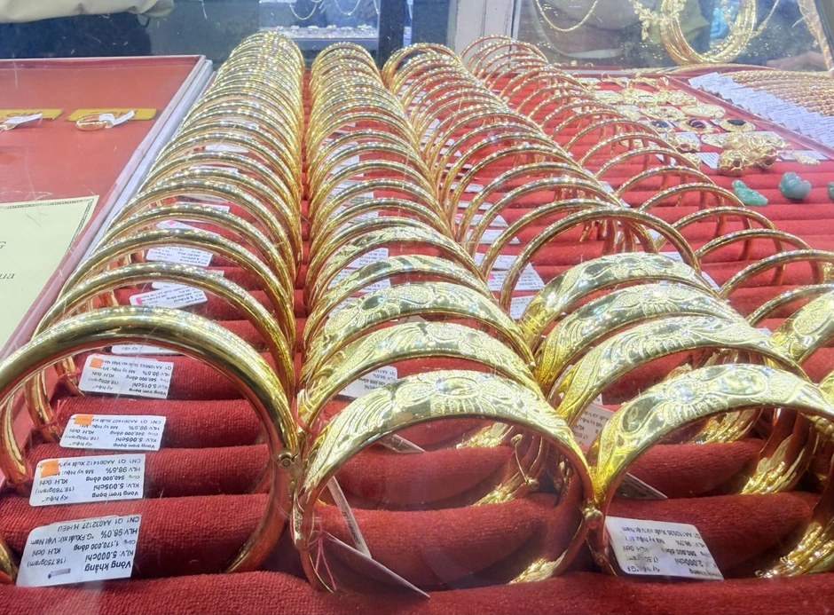 Giá vàng 11/8 tăng 1,4 triệu đồng/lượng, người mua hôm qua vẫn lỗ Giá vàng 11/8 tăng 1,4 triệu đồng/lượng, người mua hôm qua vẫn lỗ