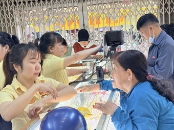 Giá vàng 11/8 tăng 1,4 triệu đồng/lượng, người mua hôm qua vẫn lỗ