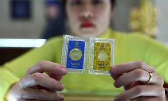 Giá vàng chững lại khi nhà đầu tư chuyển sang giữ USD