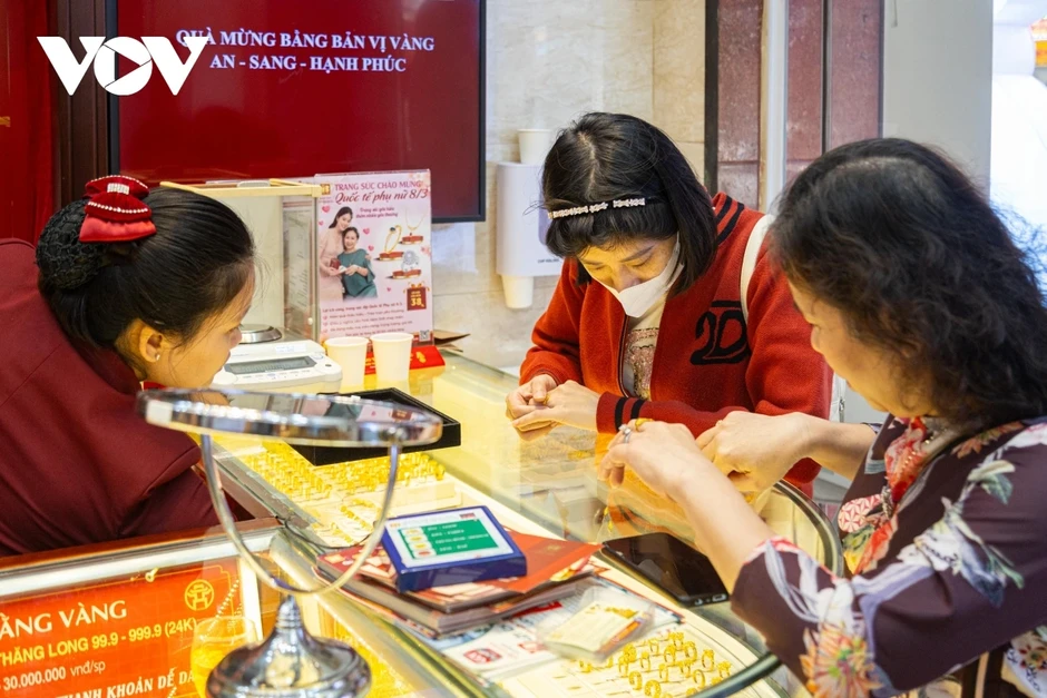Giá vàng đang giảm, có nên chi tiền mua vào không? Giá vàng đang giảm, có nên chi tiền mua vào không?