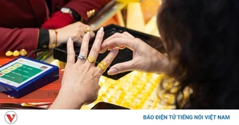Giá vàng đang giảm, có nên chi tiền mua vào không?