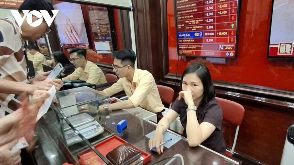 Giá vàng giảm, cửa hàng vắng khách, chuyên gia dự đoán vàng sẽ đạt 5.000 USD/oz Giá vàng giảm, cửa hàng vắng khách, chuyên gia dự đoán vàng sẽ đạt 5.000 USD/oz