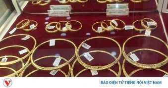 Giá vàng giảm, cửa hàng vắng khách, chuyên gia dự đoán vàng sẽ đạt 5.000 USD/oz