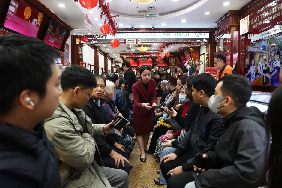 Giá vàng giảm liên tục, hết thời cứ mua là lãi?