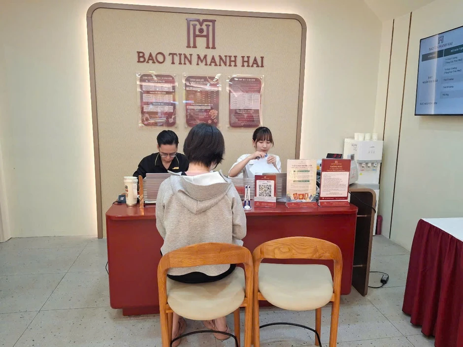 Giá vàng giảm sâu, người dân Hà Nội xếp hàng 'bắt đáy’, người bán vắng bóng