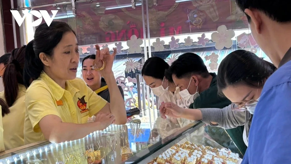 Giá vàng hôm nay 11/4: Giá vàng trong nước giảm 300.000 đồng/lượng