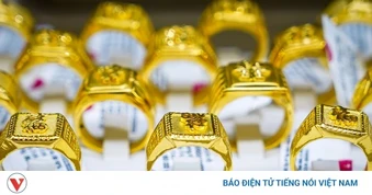 Giá vàng hôm nay 13/4: Vàng trong nước giảm 900.000 đồng/lượng
