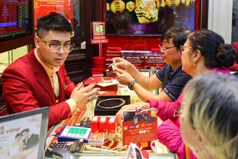 Giá vàng hôm nay 14/7: Lao dốc, về sát 4.000 USD/ounce