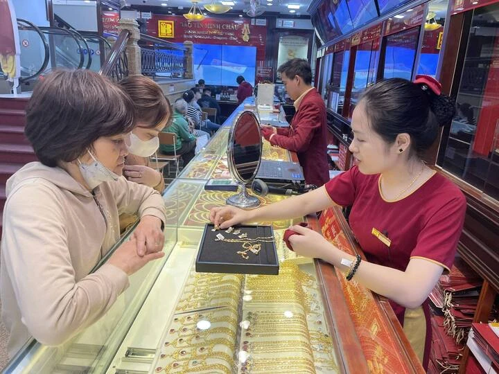 Giá vàng hôm nay 16/4: Quay đầu đi xuống Giá vàng hôm nay 16/4: Quay đầu đi xuống