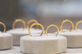 Giá vàng hôm nay 17/4: Tiếp tục đi xuống, mất mốc 4.800 USD/ounce