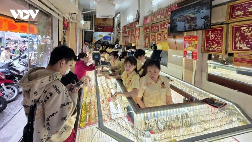 Giá vàng hôm nay 17/5: Vàng SJC giao dịch ở mức 163,5 triệu đồng/lượng Giá vàng hôm nay 17/5: Vàng SJC giao dịch ở mức 163,5 triệu đồng/lượng