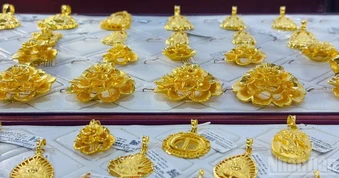 Giá vàng ngày 17/6: Giá vàng nhẫn đắt hơn vàng miếng 200.000 đồng/lượng