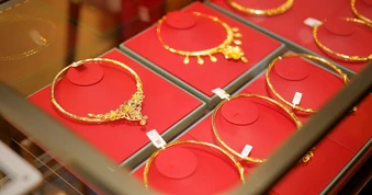 Giá vàng ngày 23/3: Chưa dừng đà “lao dốc”, giá vàng trong nước xuống mức 169 triệu đồng/lượng