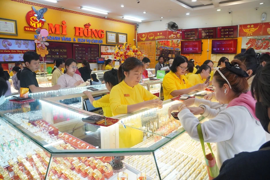 Giá vàng sáng 28/7 tiếp tục giảm, người dân tăng bán ra Giá vàng sáng 28/7 tiếp tục giảm, người dân tăng bán ra