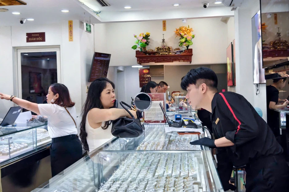 Giá vàng sáng ngày 21/5 tiếp tục hạ nhiệt, chênh lệch mua - bán vẫn neo cao
