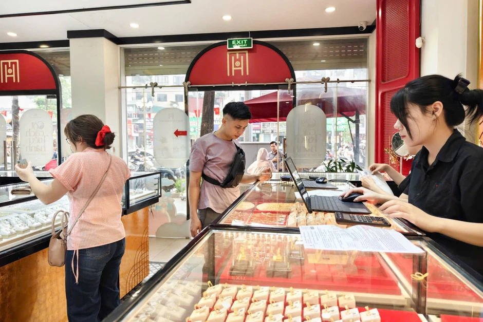 Giá vàng sáng ngày 21/5 tiếp tục hạ nhiệt, chênh lệch mua - bán vẫn neo cao