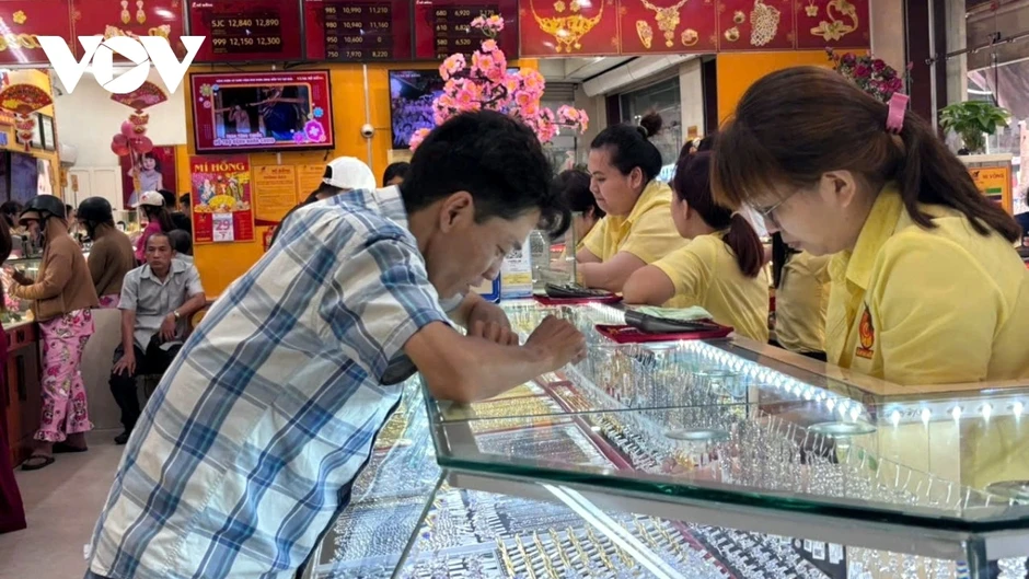 Giá vàng SJC chênh gần 30 triệu đồng/lượng: Có nên mua hay chờ hạ nhiệt? Giá vàng SJC chênh gần 30 triệu đồng/lượng: Có nên mua hay chờ hạ nhiệt?