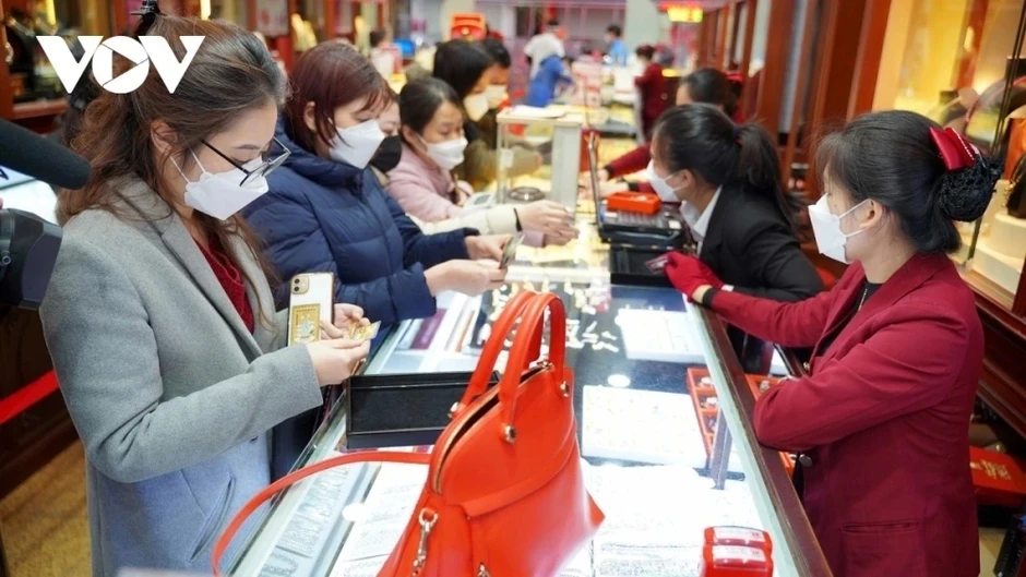 Giá vàng SJC chênh gần 30 triệu đồng/lượng: Có nên mua hay chờ hạ nhiệt? Giá vàng SJC chênh gần 30 triệu đồng/lượng: Có nên mua hay chờ hạ nhiệt?