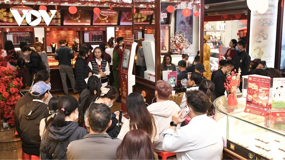 Giá vàng SJC chênh kỷ lục gần 30 triệu/lượng, nhà đầu tư “trắng tay” vì lỗ nặng Giá vàng SJC chênh kỷ lục gần 30 triệu/lượng, nhà đầu tư “trắng tay” vì lỗ nặng