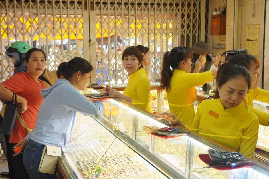 Giá vàng SJC sáng 17/7 lao dốc gần 2 triệu đồng/lượng Giá vàng SJC sáng 17/7 lao dốc gần 2 triệu đồng/lượng