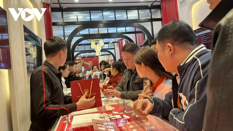 Giá vàng thế giới tăng, vàng tư nhân đi ngang: Nhà đầu tư lỗ nặng, giao dịch khó Giá vàng thế giới tăng, vàng tư nhân đi ngang: Nhà đầu tư lỗ nặng, giao dịch khó