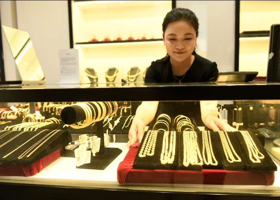 Giá vàng tiếp đà giảm, tỷ giá trung tâm lập đỉnh mới Giá vàng tiếp đà giảm, tỷ giá trung tâm lập đỉnh mới