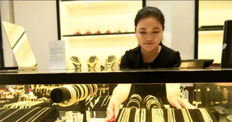 Giá vàng tiếp đà giảm, tỷ giá trung tâm lập đỉnh mới