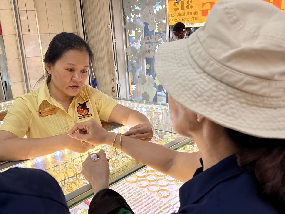 Giá vàng trong nước và thế giới giảm theo đà tăng giá dầu và đồng USD Giá vàng trong nước và thế giới giảm theo đà tăng giá dầu và đồng USD