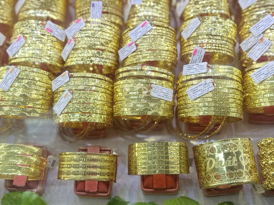 Giá vàng trong nước và thế giới giảm theo đà tăng giá dầu và đồng USD Giá vàng trong nước và thế giới giảm theo đà tăng giá dầu và đồng USD