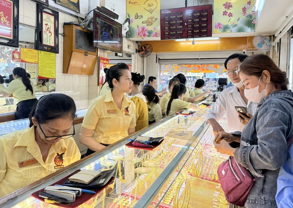 Giá vàng trong nước và thế giới giảm theo đà tăng giá dầu và đồng USD Giá vàng trong nước và thế giới giảm theo đà tăng giá dầu và đồng USD