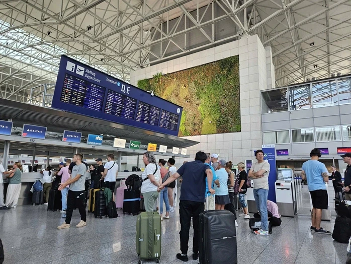 Giá vé máy bay đi châu Âu khan và lên cả trăm triệu, nhiều người “đứng ngồi không yên" Giá vé máy bay đi châu Âu khan và lên cả trăm triệu, nhiều người “đứng ngồi không yên"