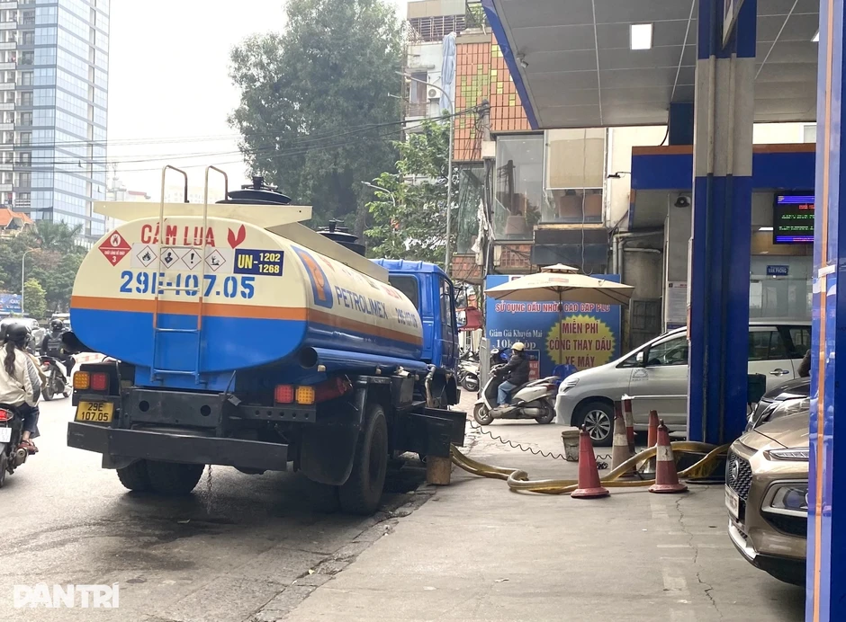 Giá xăng có loại tăng 7.000 đồng/lít, vài điểm đông khách, nơi bán giới hạn Giá xăng có loại tăng 7.000 đồng/lít, vài điểm đông khách, nơi bán giới hạn