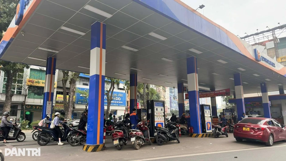 Giá xăng có loại tăng 7.000 đồng/lít, vài điểm đông khách, nơi bán giới hạn Giá xăng có loại tăng 7.000 đồng/lít, vài điểm đông khách, nơi bán giới hạn