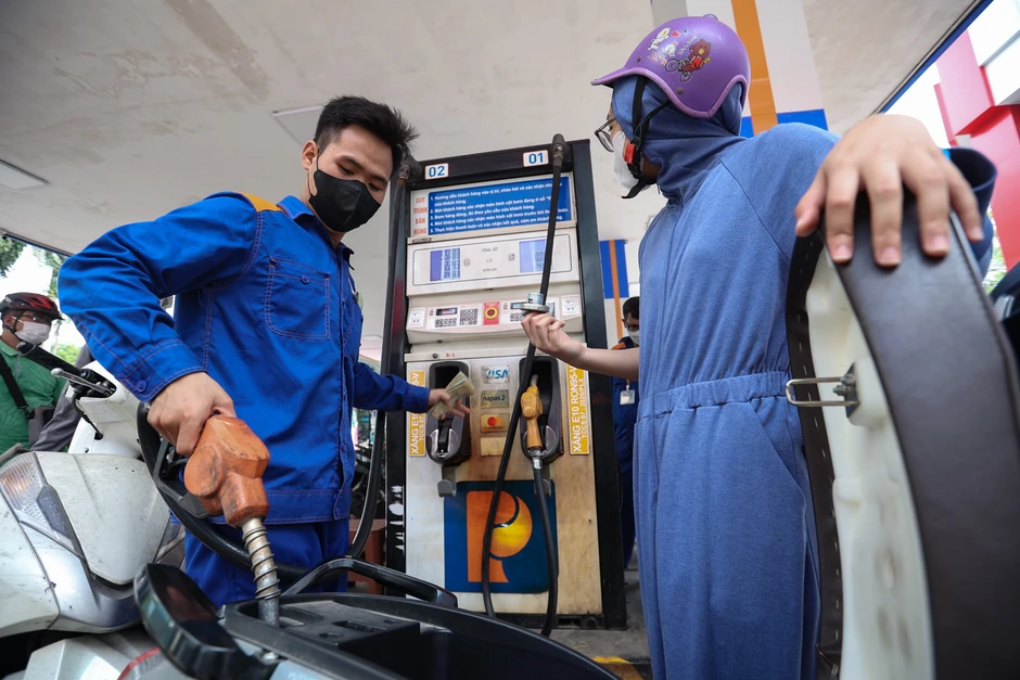 Giá xăng dầu điều chỉnh từ 15h hôm nay, E5 giảm gần 1.500 đồng/lít