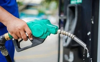 Giá xăng dầu đồng loạt giảm từ 14 giờ ngày hôm nay 25/3, mỗi lít xăng RON95-III giảm gần 4 nghìn đồng
